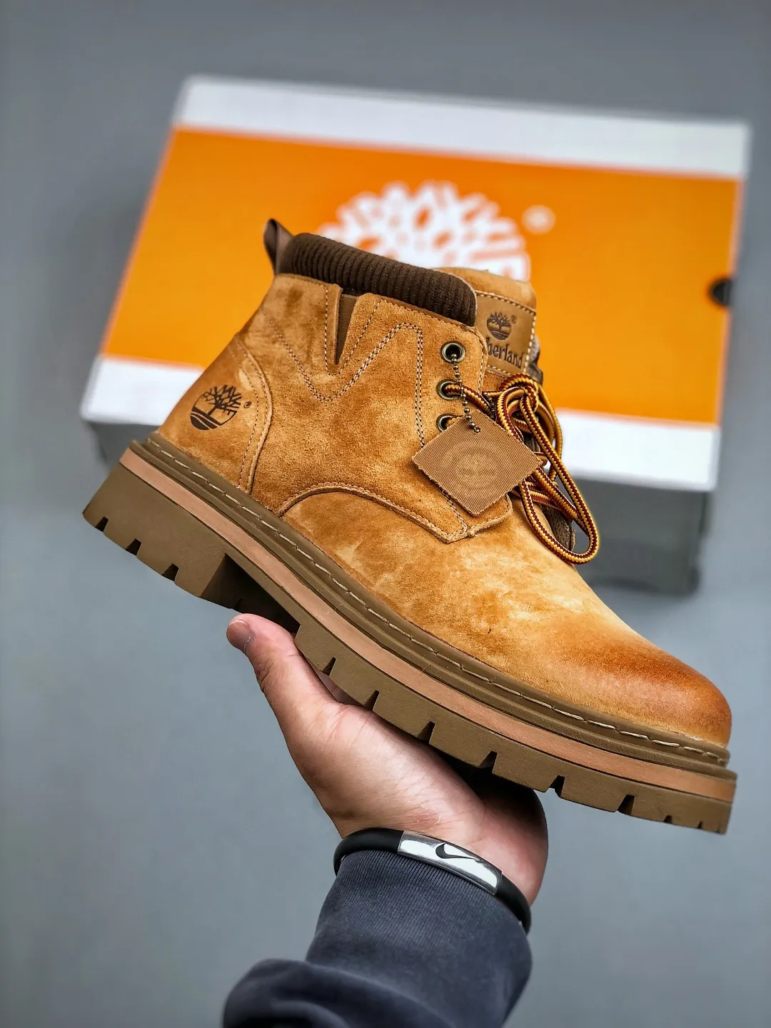 Local 💰560 supports store opening. New goods 🚀 #Timberland Timberland/Timberland classic outdoor casual rhubarb boots series. Guangdong factory quality. Original box and original packaging. The fabric is made of Italian 🇮🇹 top-grade frosted fine-grained cowhide. It is paired with anti-odor and anti-corrosion genuine leather latex insoles to give you a perfect wearing experience. High-quality and durable. A must-have for sportsmen. Specially designed to treat those who are not handsome. High-quality and first-class foot feel. Size: 38-44 (leather shoe size)